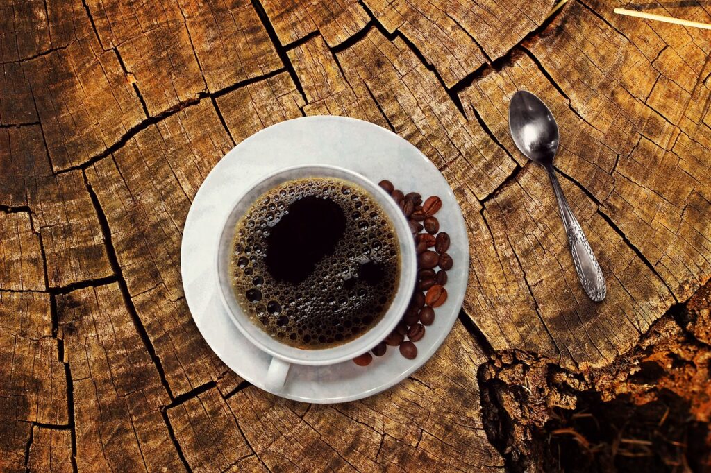 Kaffee Kaffeebohnen Tasse Tisch Über die Vielfalt im Bereich der Kaffeekapseln