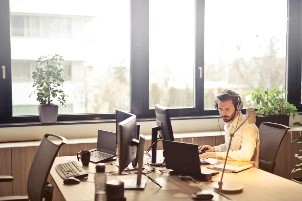 Mann Büro Fenster Gespräch Entdecke die Kraft der Vernetzung in der Fensterbranche